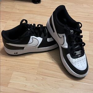 Big kids size 4.5 Nike Air Force 1 LV8 2